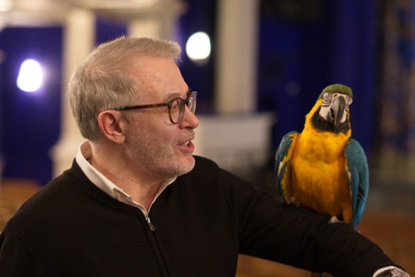 Роль спутника Робинзона Крузо в одноименной комической опере Жака Оффенбаха исполнит попугай Серафим